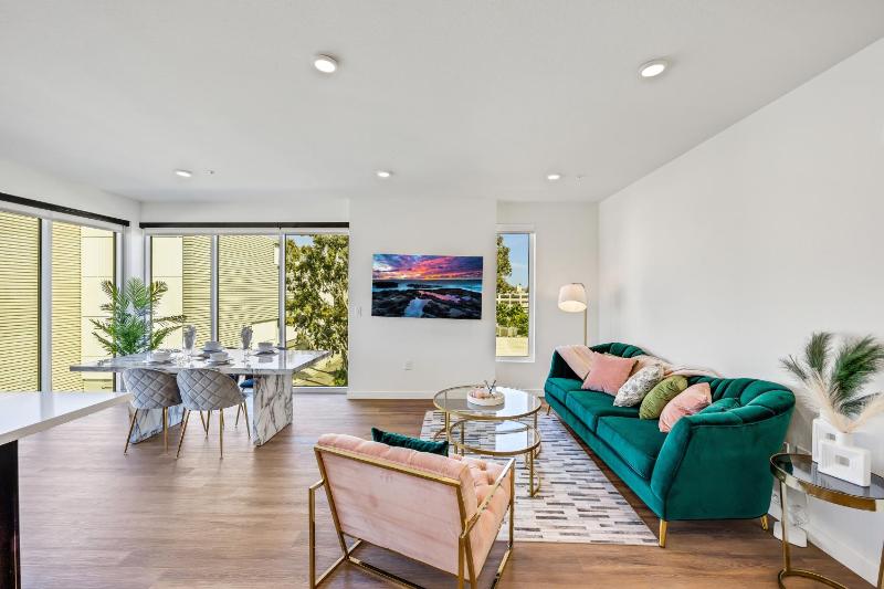 Цены на Spacious Hollywood Apartments with Pool/Gym/Free Parking в Лос-Анджелесе
