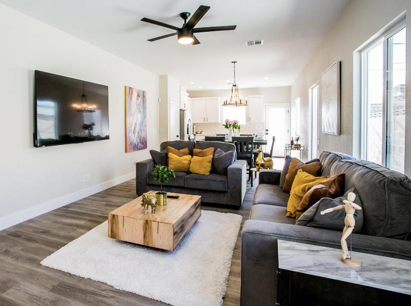New 2022 Home, Close to Strip — забронировать отель в Лас Вегасе