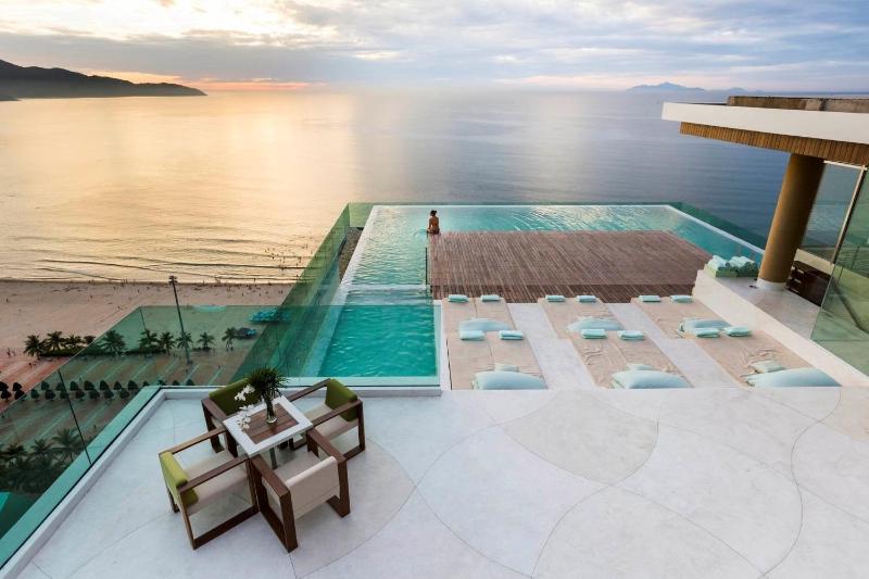 Da Nang Beachfront Apartment - Rooftop Pool - Gym — отель с удобным расположением в Дананге