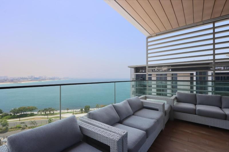 Цены на Livbnb - Lush 3BR + Maid's, Sea Views in Bluewaters в Дубае