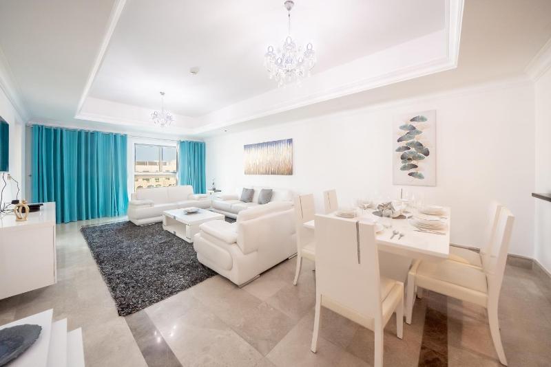 Stylish Urban Retreat 1BR Gem Fairmont Residence - 90AB2 — отель с удобствами в Дубае
