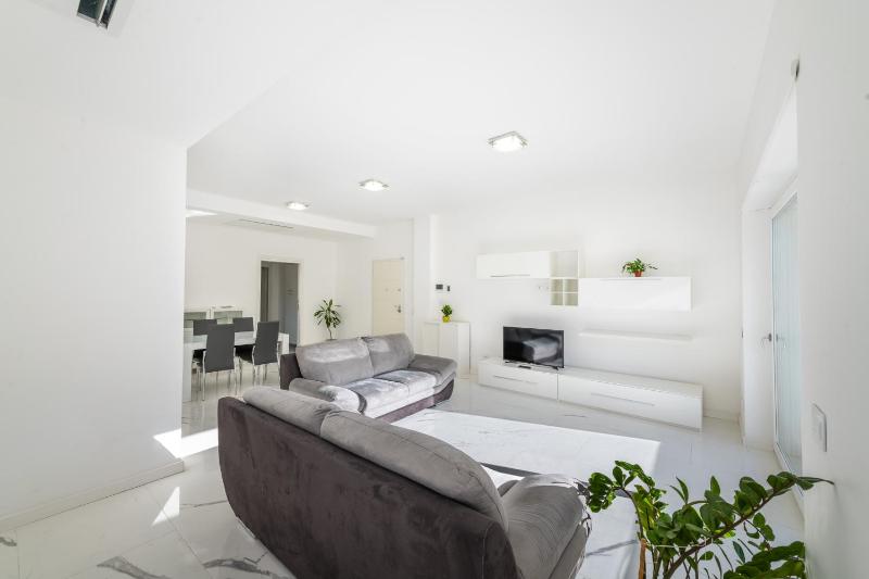 Domus Italica Apartments — отель с удобным расположением в Риме