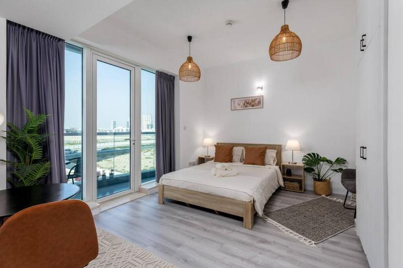 Waves Holiday Homes - Cozy & Fully Furnished Studio in Dubai Sports City — забронировать отель в Дубае