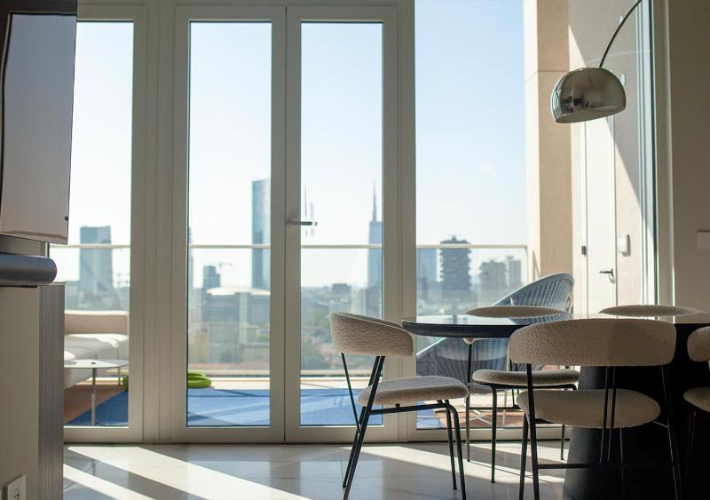Modern flat 16th floor - Terrace with skyline view — отель с удобствами в Милане
