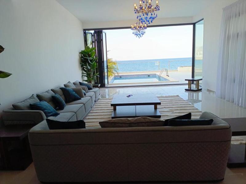 Oceanfront Villa 5 BR Private pool seaview - Al Dana Island Fujairah — комфортный отель в Фуджейра