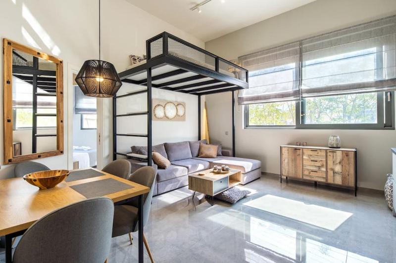 Luxury Loft Apartment &Rooftop with Acropolis View — отель с удобным расположением в Афины
