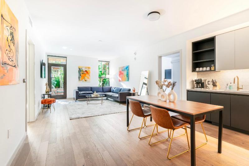 Цены на 2BR Hollywood Luxury Condo elc в Лос-Анджелесе