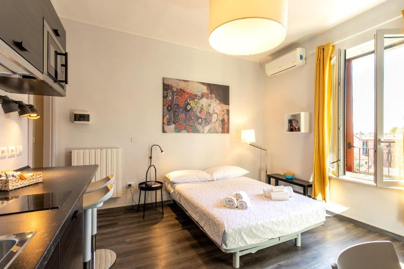LUNA HOMES - Studio in Farini — отель с удобным расположением в Милане
