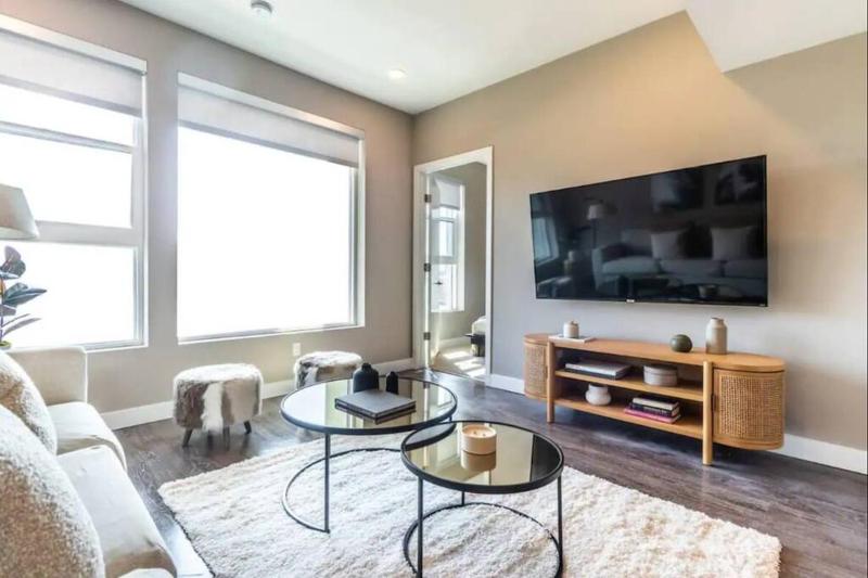 Comfortable & Spacious 2BDR - 2BTH for 4 Guests in Hollywood — отель с удобствами в Лос-Анджелесе