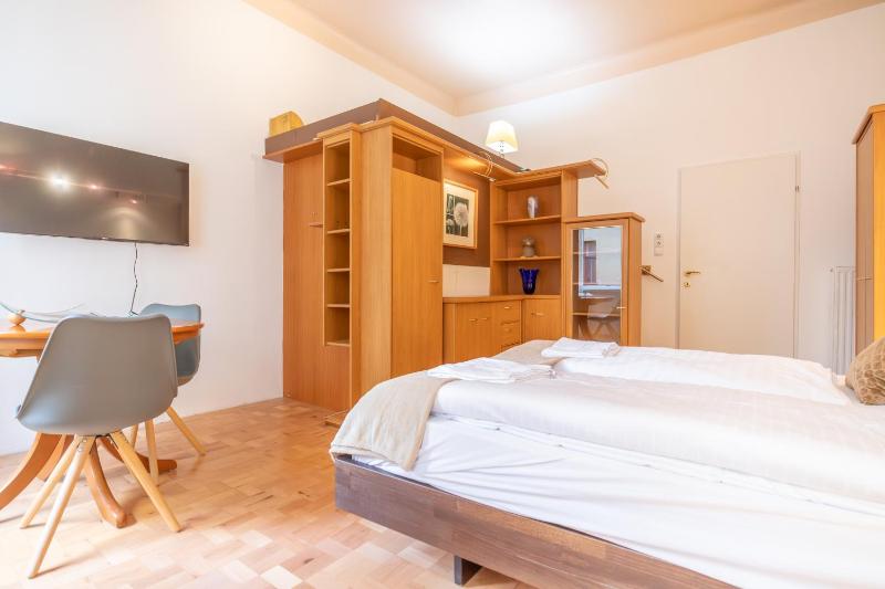 Peaceful Getaway 2BR Apartment with Shared Spaces — забронировать отель в вене