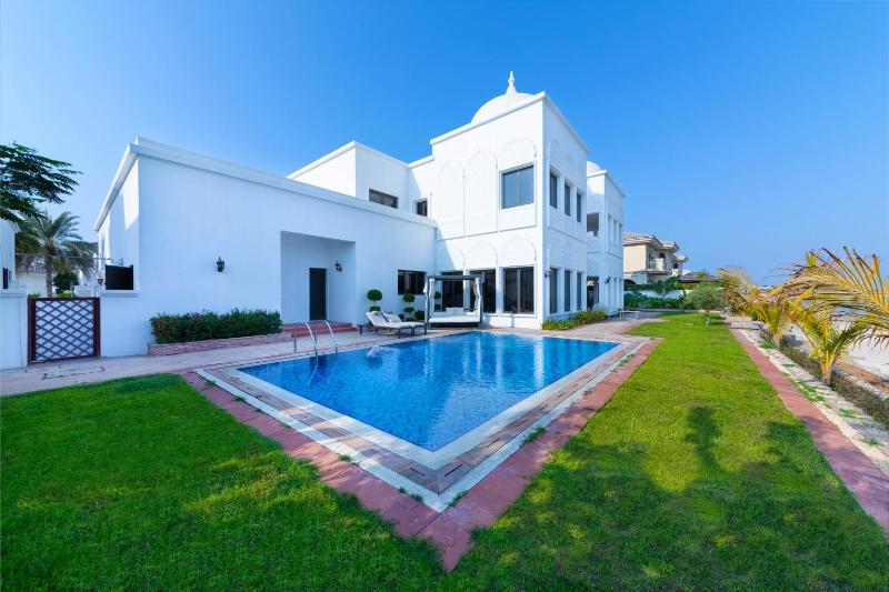 Frond K, Beachfront Villa, Palm Jumeirah - Mint Stay — отель с удобным расположением в Дубае