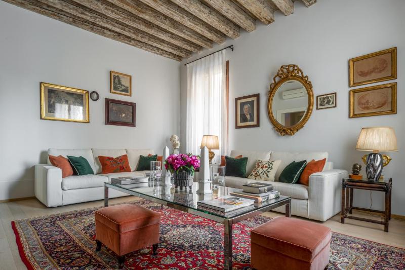 Miracoli Apartment with View on the Canal R&R — забронировать отель в Венеции