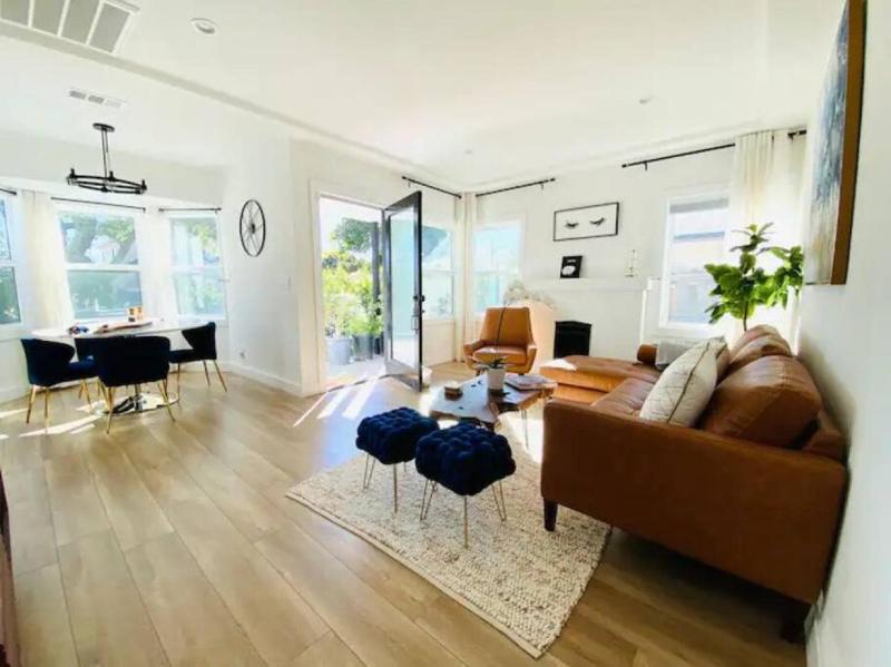 Charming 3 BR Home Near SoFi and LAX - 65th — забронировать отель в Лос-Анджелесе