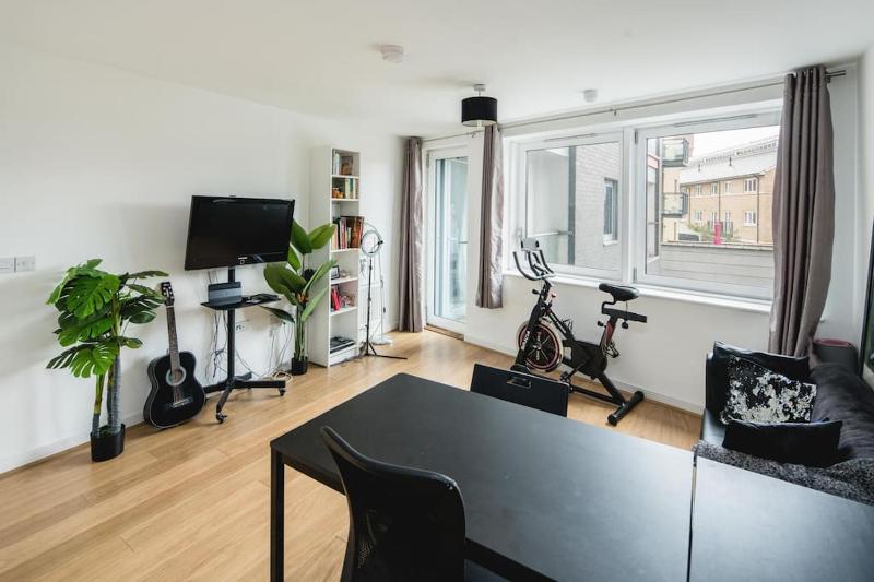 Цены на 1BD Apartment - Skyline Views & Amazing Sunsets в Лондоне