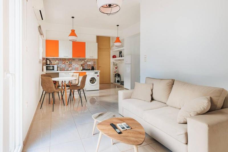 Colourful cosy apartment at Panormou metro station — отель с удобным расположением в Афины