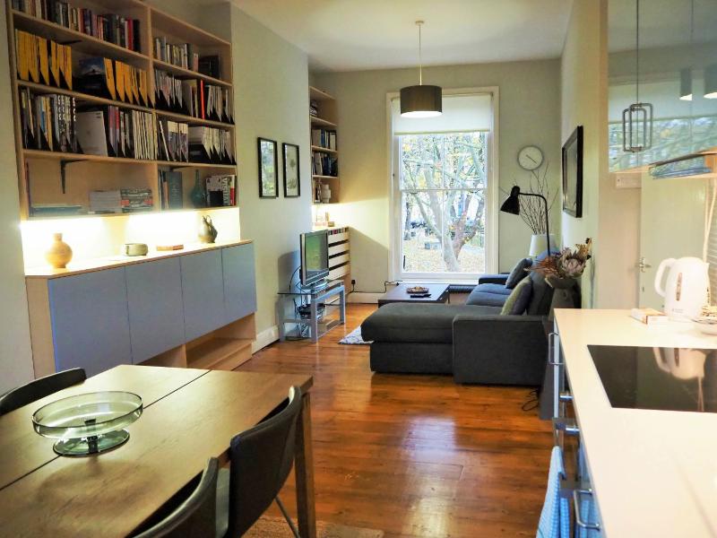Stunning property overlooking local park — отель с удобным расположением в Лондоне