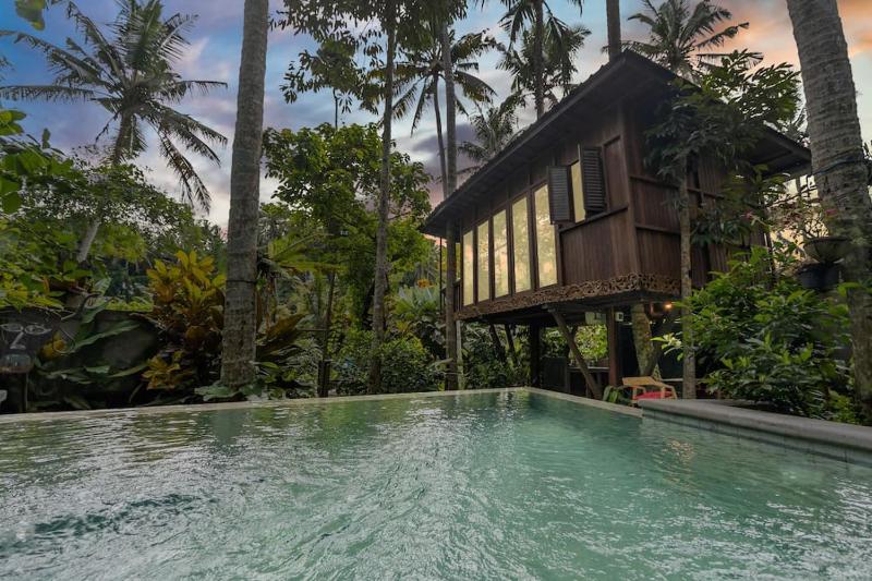 TREEHOUSE with private pool near YOGABARN - in Ubud center — комфортный отель в Убуде