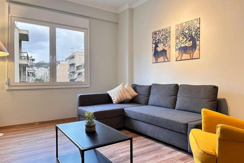 Pame Rentals - Urban Escape Downtown with Free Parking — отель с удобным расположением в Афины