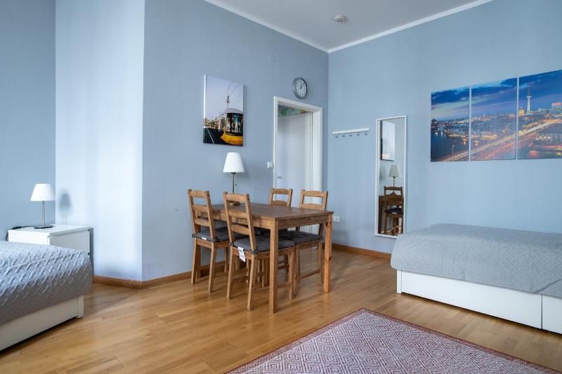 Alt-Berliner Eckkneipe - "Feuchte Ecke" — комфортный отель в Берлине