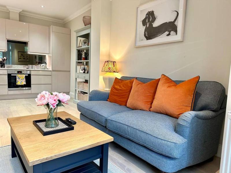 2 Bed Garden Apartment - Piccadilly Line — комфортный отель в Лондоне