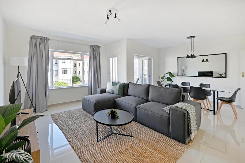 Bantry Bay Apartment with Amazing Views and a Short Walk to the Beach — забронировать отель в Кейптауне