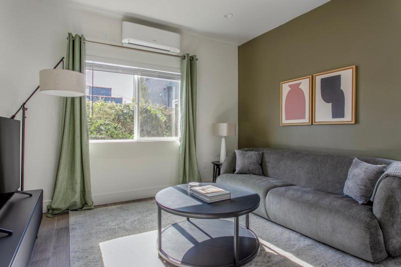 Mid Wilshire studio nr shops bars dining LAX-1144 — комфортный отель в Лос-Анджелесе