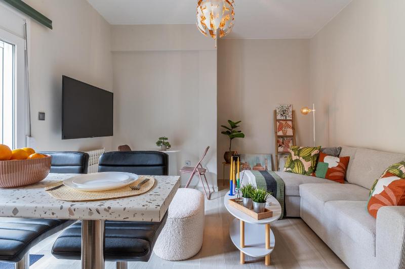 Modern city center apartment - Hilton area/Ilisia — отзывы гостей и цены