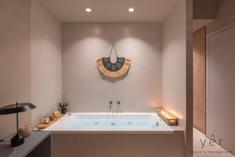 Цены на Boho-Romance Oasis / Love & Luxury Hot Tub в Афины