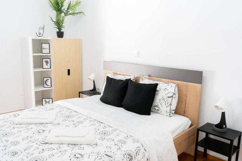 Bright Modern Apt View of the Acropolis 5 min walk — отель с удобствами в Афины