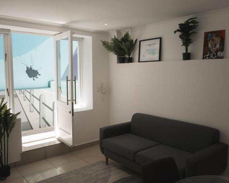 Sea Point Gem: 2BR/2BA & Solar! — забронировать отель в Кейптауне
