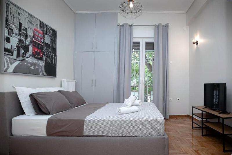 Elegant Two bedroom apartment — отель с удобным расположением в Афины
