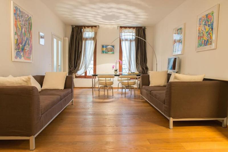 Цены на STUNNING APARTMENT IN THE HEART OF VENICE в Венеции