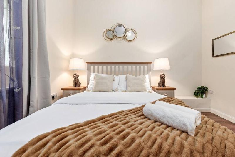 Two bedroom with patio 5 min from Hyde Park ED4 — отель с удобствами в Лондоне