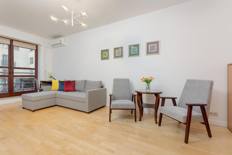 Spacious Apartment Near the Vistula River by Renters — забронировать отель в Варшаве