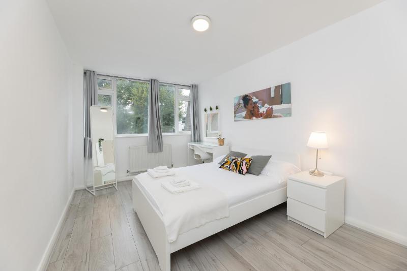Primrose Apartment - Large 2 BR Apart — отель с удобным расположением в Лондоне