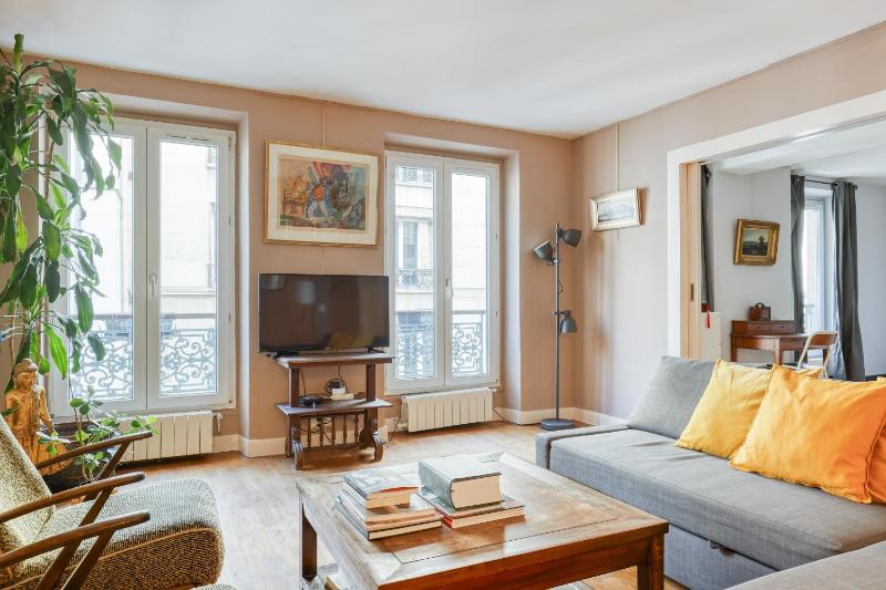 Spacious & lovely flat-Up to 10 guests-Paris 10 — комфортный отель в Париже