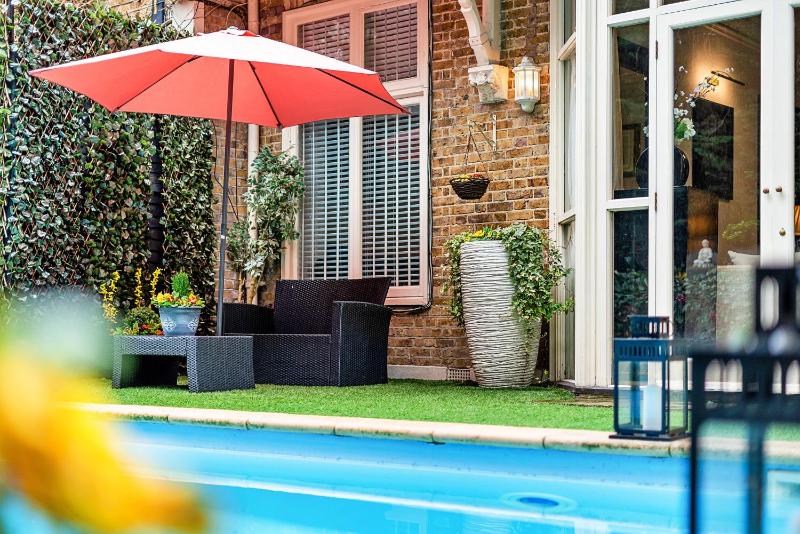 Цены на Finest Retreats - Elm Tree в Лондоне