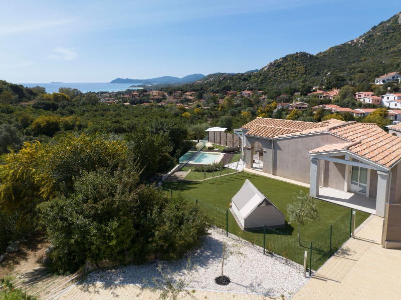 Aura Residence a Costa Rei - Oasi di Lusso con Piscina