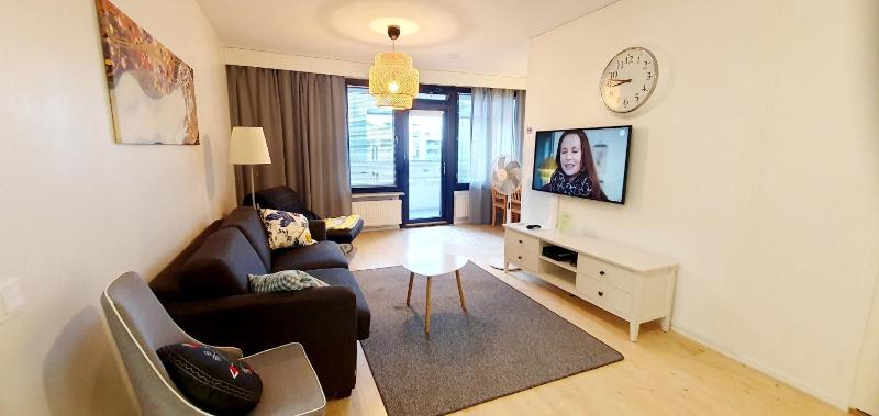Top floor 51m2, Balcony, 150 M WiFi, free own parking place, 300m Metro — отель в Хельсинки, Финляндия