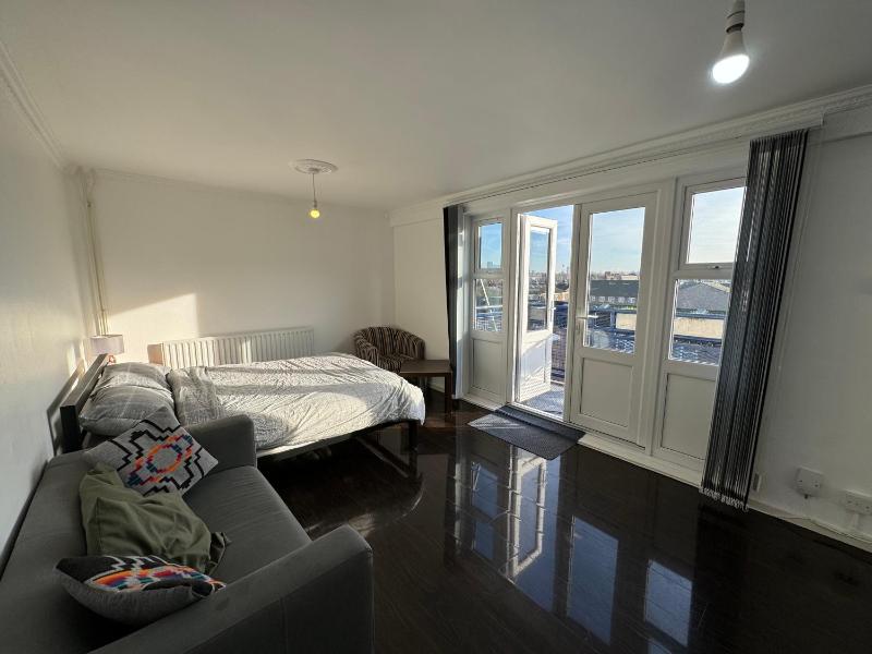 Large room with balcony overlooking London — отель с удобствами в Лондоне