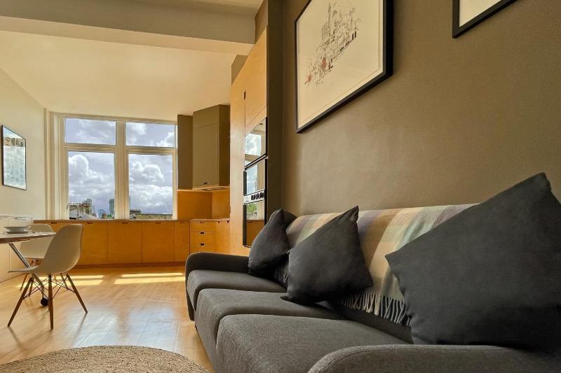 Quirky and Modern Clerkenwell Apartment — отель с удобствами в Лондоне