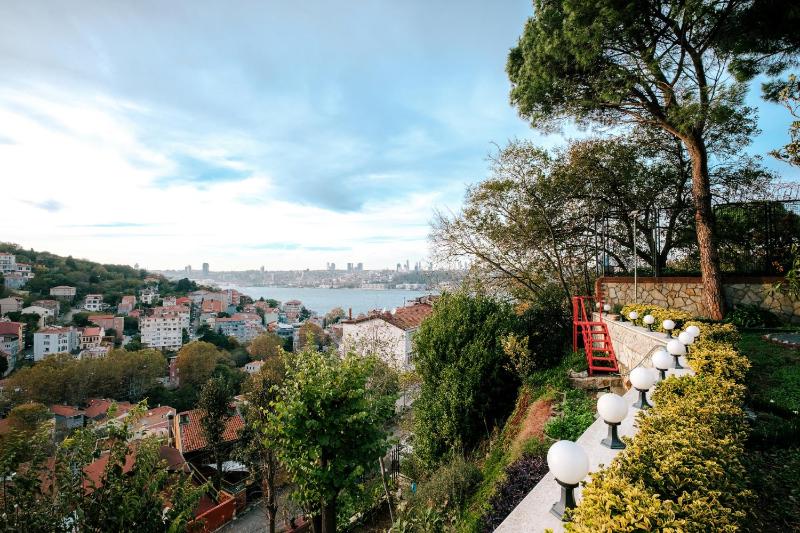 House with Garden and Bosphorus View in Kuzguncuk — комфортный отель в Стамбуле