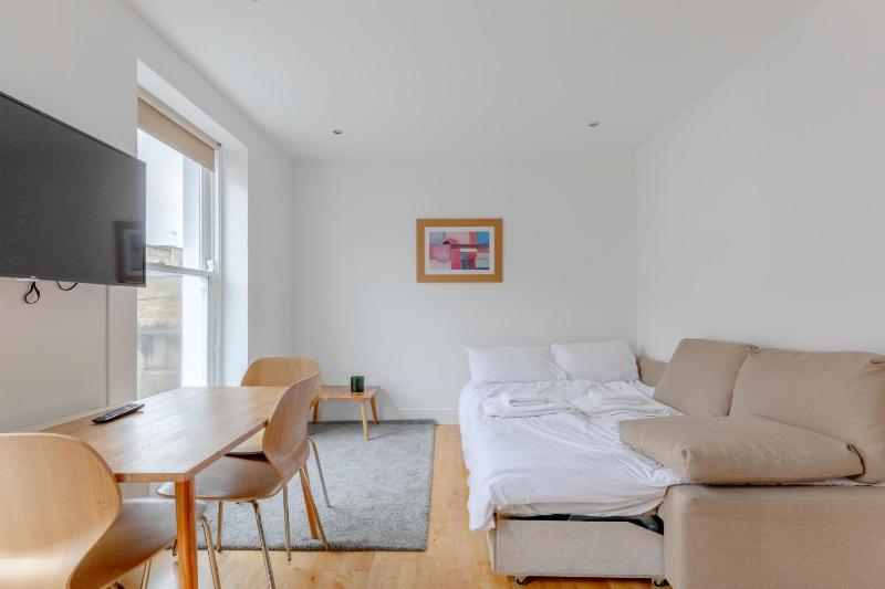 Bright and Spacious 1BD Flat - Camden — забронировать отель в Лондоне
