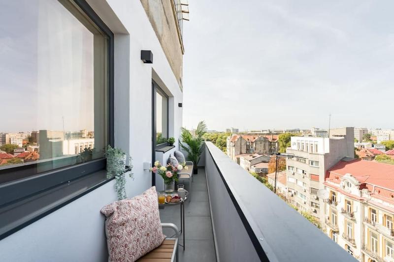 Stunning Views 3BR Sunny Flat - Amazing Terrace — отель с удобным расположением в Бухаресте