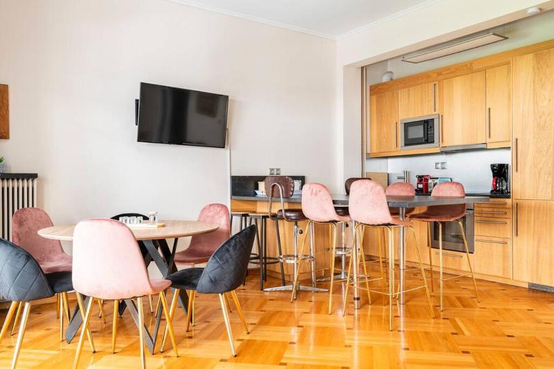 Цены на Amazing Huge Bright full 3BDR apt inAcropolis в Афины