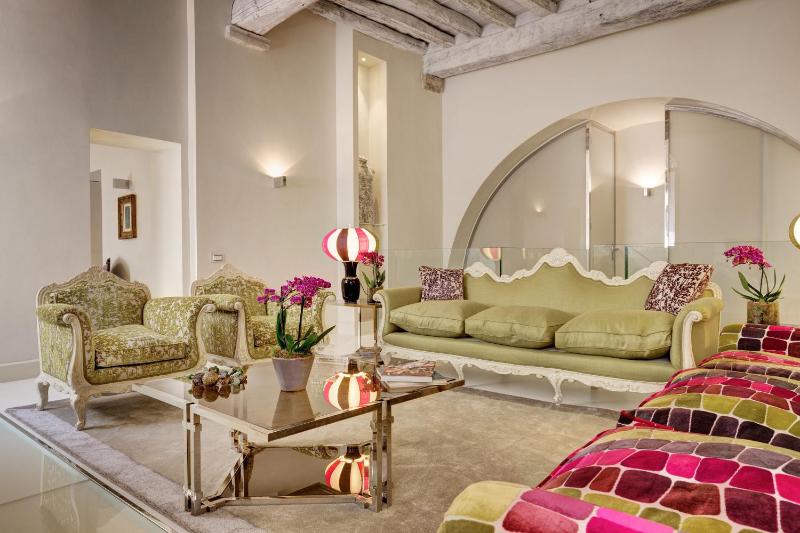 Domus Domitia Luxury Living — отель в Риме, Италия