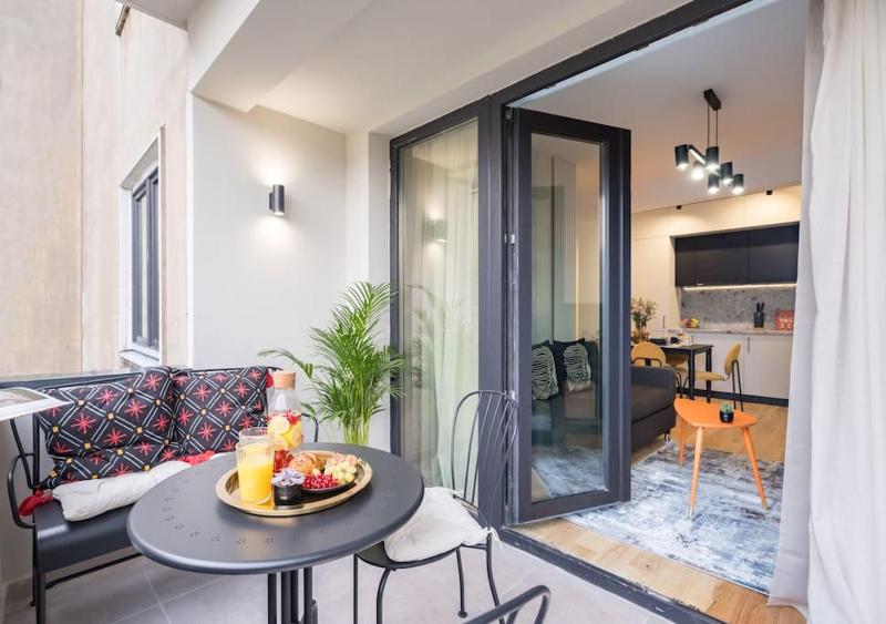 Sunny 2BR Flat - Top Location - Charming Balcony — комфортный отель в Бухаресте