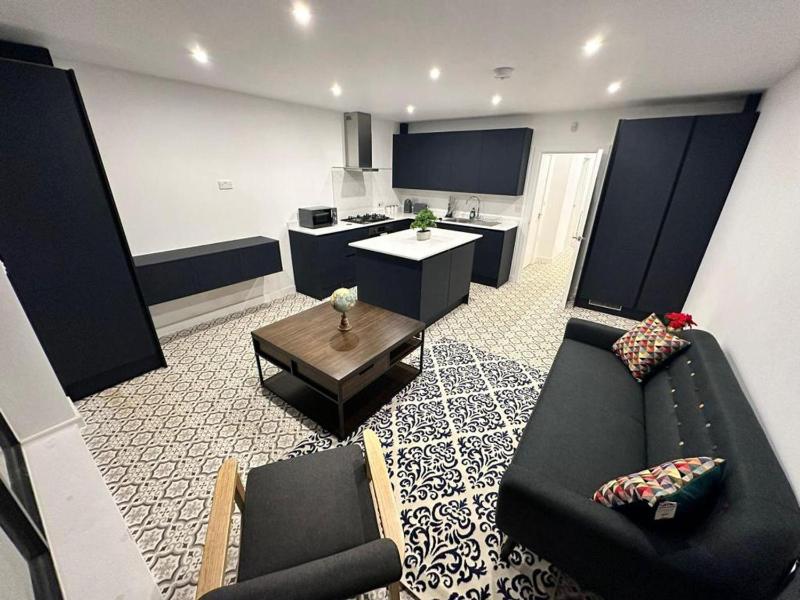 Immaculate 4-Bed House near City Airport — отель с удобствами в Лондоне
