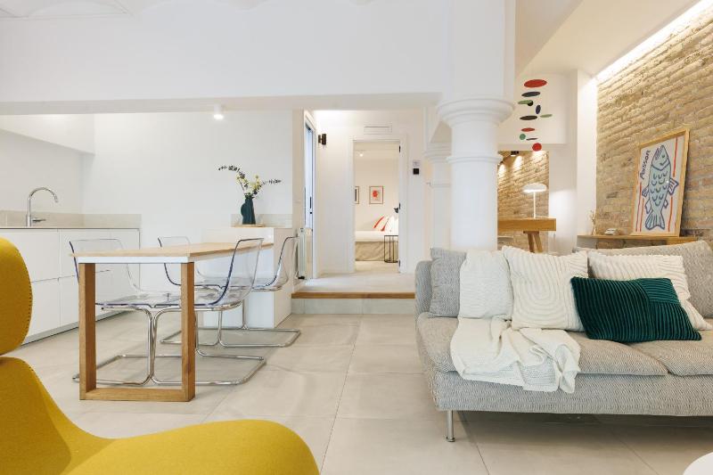 Stylish Apartment near Placa Espana — отзывы гостей и цены