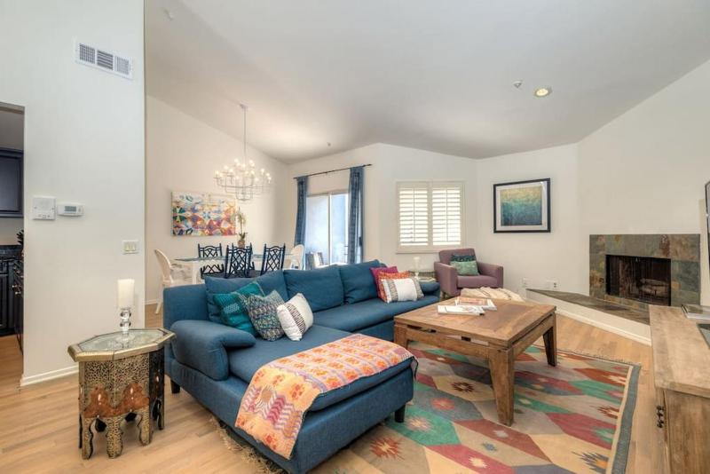 Prime West Hollywood Designer Townhouse w Balcony — комфортный отель в Лос-Анджелесе
